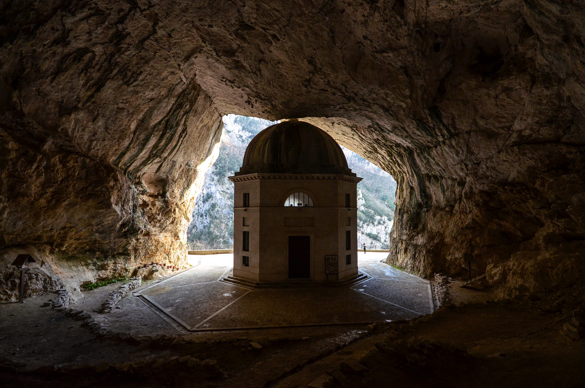 Tempio del Valadier, Genga (Photo license: CC BY-NC-SA 2.0)